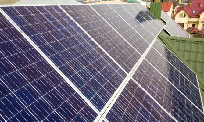 Ke konci srpna v Česku elektřinu sdílí 25 tisíc odběrných a téměř 17 tisíc výrobních míst. Ilustrační foto: Getty Images