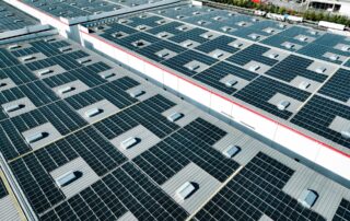 Fotovoltaické elektrárny snižují firmě náklady na energie a zajišťují částečnou soběstačnost. Ilustrační foto: Getty Images