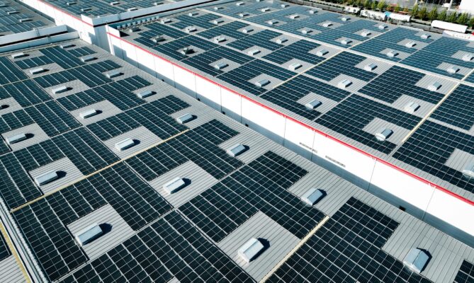 Fotovoltaické elektrárny snižují firmě náklady na energie a zajišťují částečnou soběstačnost. Ilustrační foto: Getty Images