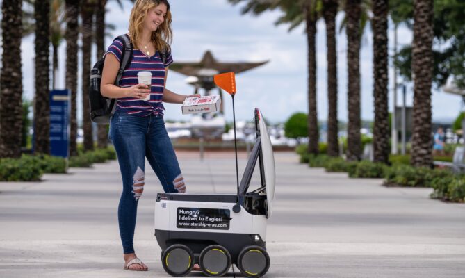 Estonský výrobce Starship Technologies provozuje v Tallinu, Londýně, Washingtonu a na amerických univerzitách již přes dva tisíce robotů. Foto: poskytnuto společností Starship Technologies