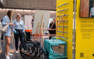 Vertikalizační kostka slouží k nácviku stoje u žebřin. Její hlavní funkcí je stabilizace kolen a lýtek, udržení správné vzdálenosti od žebřin a bezpečná podpora při cvičení. Foto: poskytnuto společností Sazka