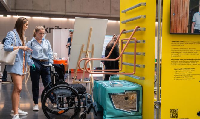 Vertikalizační kostka slouží k nácviku stoje u žebřin. Její hlavní funkcí je stabilizace kolen a lýtek, udržení správné vzdálenosti od žebřin a bezpečná podpora při cvičení. Foto: poskytnuto společností Sazka