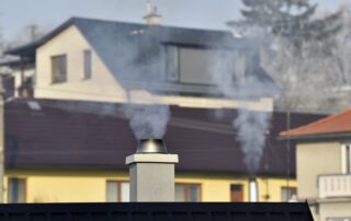 Domácí vytápění ve starých kotlech vede ke zvyšování koncentrace polétavého prachu v ovzduší. Foto: ČTK / Glück Dalibor