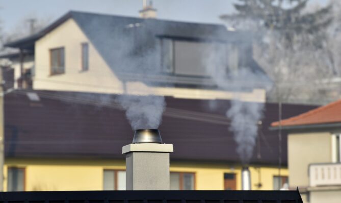 Domácí vytápění ve starých kotlech vede ke zvyšování koncentrace polétavého prachu v ovzduší. Foto: ČTK / Glück Dalibor
