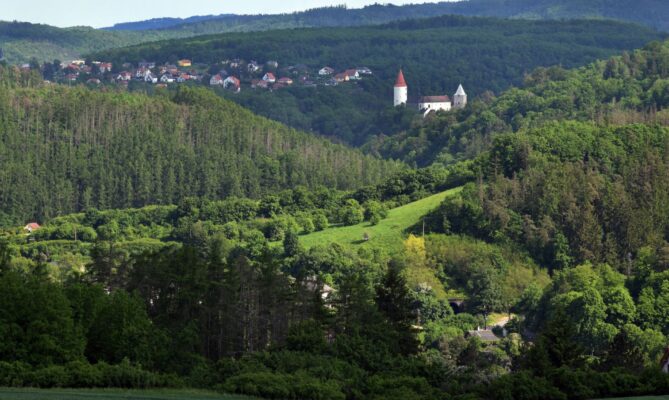 Hrad Křivoklát na snímku pořízeném 4. června 2021 z obce Městečko na Rakovnicku. Foto: ČTK / Zavoral Libor