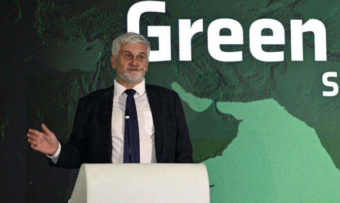 Zástupce generálního ředitele pro klimatickou politiku v Evropské komisi Jan Dusík vystoupil loni v Praze na konferenci Green Deal Summit Prague o zelené transformaci, udržitelnosti a energetice. Foto: ČTK / Šulová Kateřina