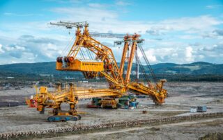 Těžební stroj typu KU 800/12 od společnosti UNEX, používaný při těžbě hnědého uhlí v povrchovém lomu Jiří u Sokolova. Krajinu v budoucnu čeká finančně náročná rekultivace. Foto: ČTK / Gregor Macák Martin