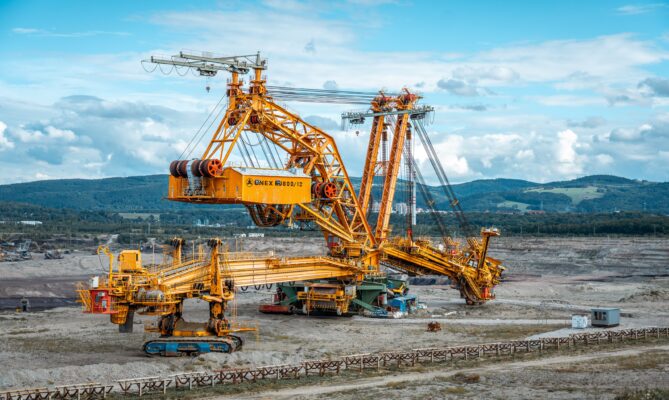 Těžební stroj typu KU 800/12 od společnosti UNEX, používaný při těžbě hnědého uhlí v povrchovém lomu Jiří u Sokolova. Krajinu v budoucnu čeká finančně náročná rekultivace. Foto: ČTK / Gregor Macák Martin