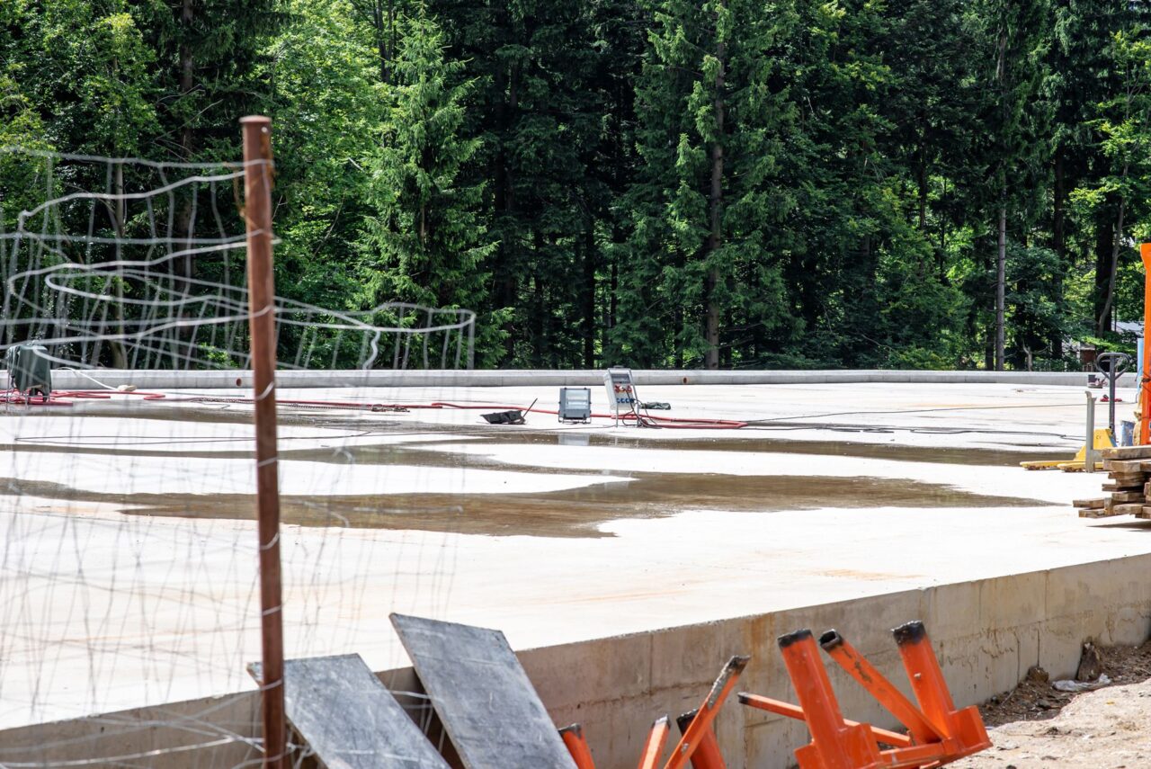 U dolní stanice lanovky Hofmanky Express vzniká retenční nádrž na vodu o objemu 15 tisíc metrů krychlových. Schovaná bude pod parkovištěm. Foto: Kateřina Hefler, Ekonews