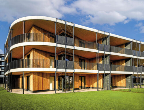 První bytovky ze dřeva v Praze už stojí. Jejich výstavba je rychlejší a jsou udržitelnější