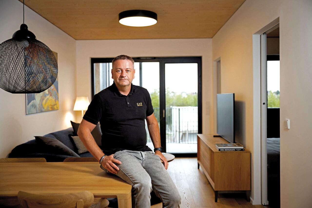 Michal Tor žije v bytě ze dřeva od ledna. Se svojí ženou byli vůbec prvními obyvateli projektu společnosti UBM Development Czechia. Foto: Marek Knittl