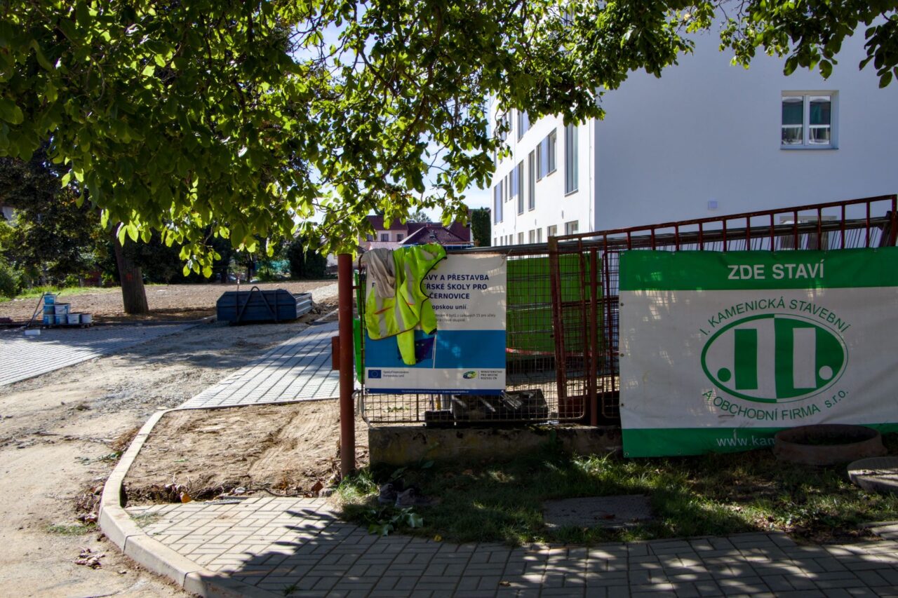 Starou školku v Černovicích předělali na zvýhodněné obecní bydlení. Foto: Karolína Chlumecká, Ekonews