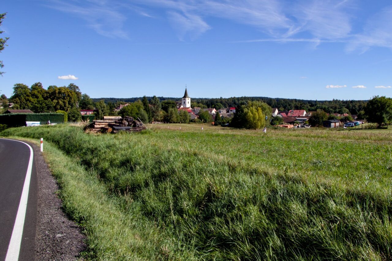 V okolí Černovic měly vzniknout větrné elektrárny, v referendu je ale obyvatelé zamítli. Foto: Karolína Chlumecká, Ekonews