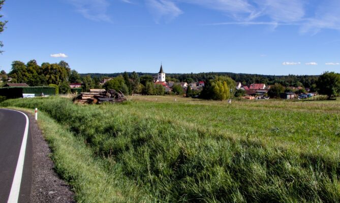 V okolí Černovic měly vzniknout větrné elektrárny, v referendu je ale obyvatelé zamítli. Foto: Karolína Chlumecká, Ekonews