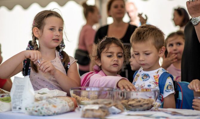 Děti mohly během farmářského dopoledne v mateřské škole v Dobroměřicích ochutnat jídlo od farmářů z okolí. Foto: Kateřina Hefler, Ekonews