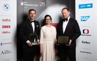 Hlavní cenu v soutěži EY Podnikatel roku 2024 České republiky předala vedoucí partnerka EY Česká republika Martina Kneiflová spolumajitelům společnosti Accolade Milanu Kratinovi (vlevo) a Zdeňku Šoustalovi. Foto: EY