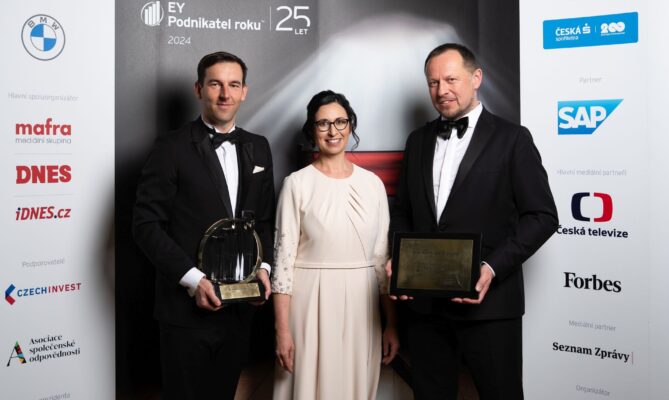 Hlavní cenu v soutěži EY Podnikatel roku 2024 České republiky předala vedoucí partnerka EY Česká republika Martina Kneiflová spolumajitelům společnosti Accolade Milanu Kratinovi (vlevo) a Zdeňku Šoustalovi. Foto: EY