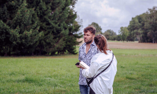 Josef Kölbl z Včelařství Domovina na Vysočině s redaktorkou Ekonews Valentinou Podlesnou. Foto: Kateřina Hefler, Ekonews