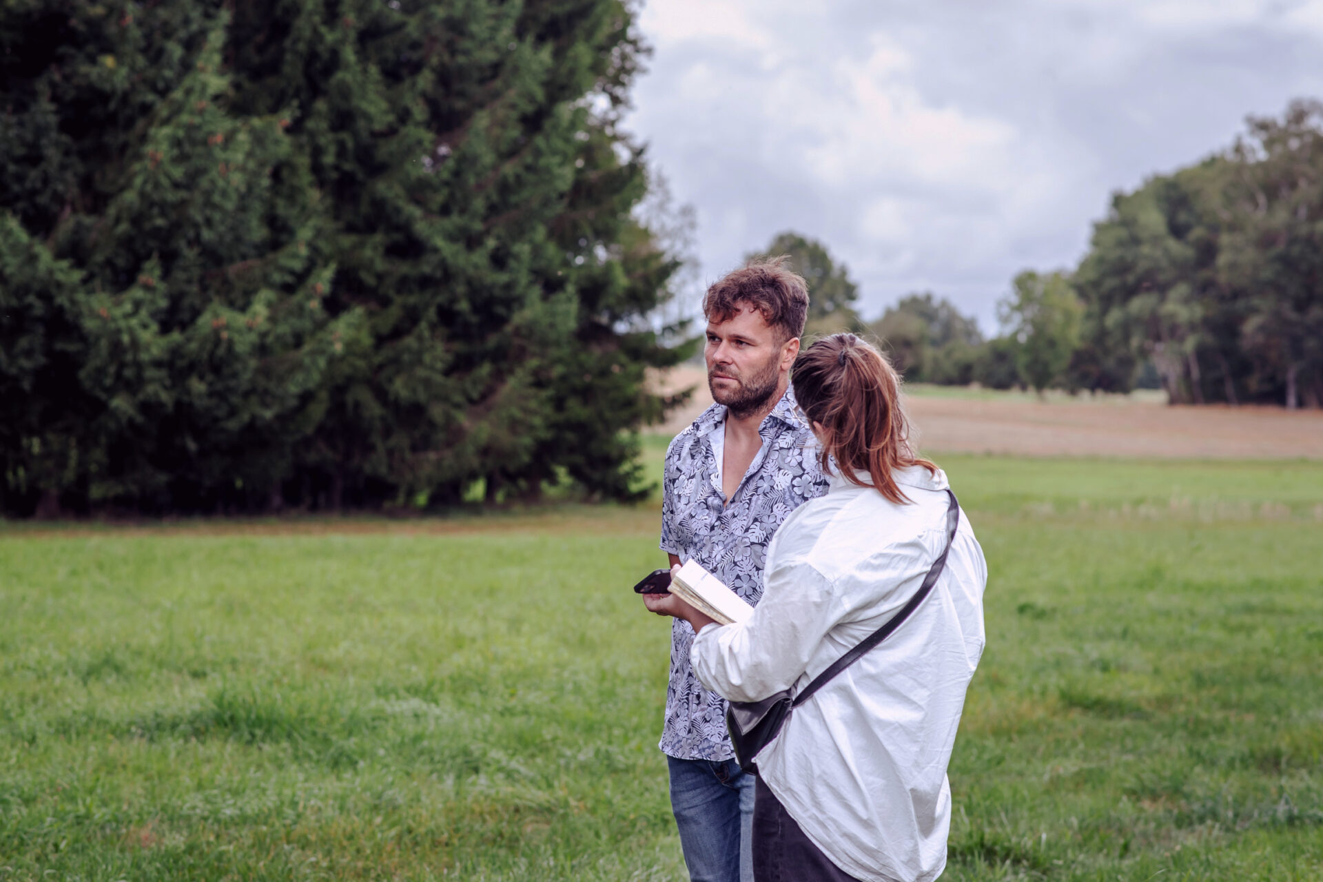 Josef Kölbl z Včelařství Domovina na Vysočině s redaktorkou Ekonews Valentinou Podlesnou. Foto: Kateřina Hefler, Ekonews