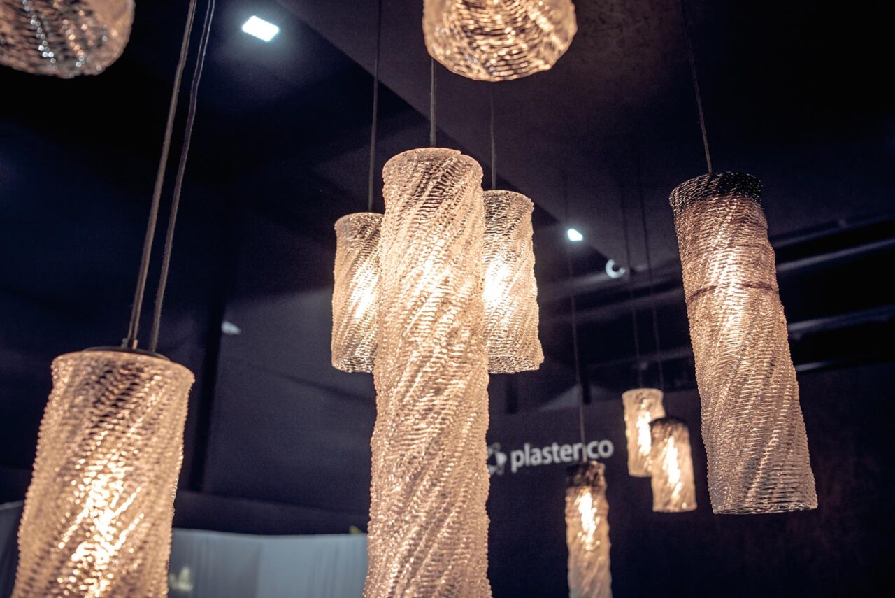 Světla Glimmers z plastů vytisknutá 3D tiskárnou. Foto: Kateřina Hefler, Ekonews