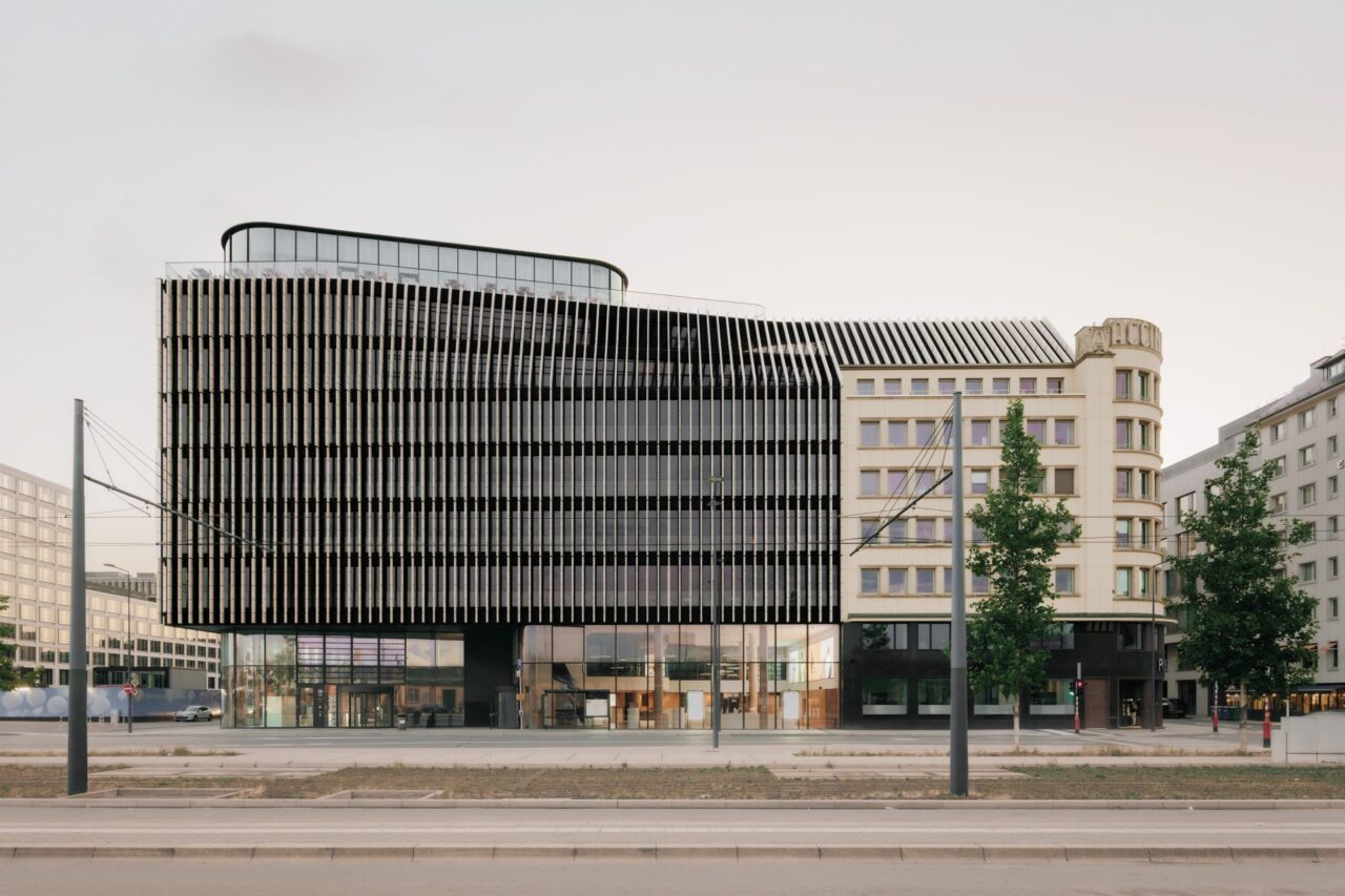 Hlavní sídlo lucemburské pošty od Metaform Architects ukrývá v suterénu obrovský blok ledu, který budovu činí udržitelnější. Foto: Simon Menges, Nino Tugushi
