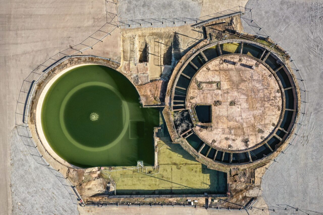 Kruhové díry v zemi v lucemburském Belvalu spojené s industriální historií místa se studio Metaform Architects rozhodlo zachovat a udělat z nich stěžejní prvek nového náměstí. Foto: Jessi Lang