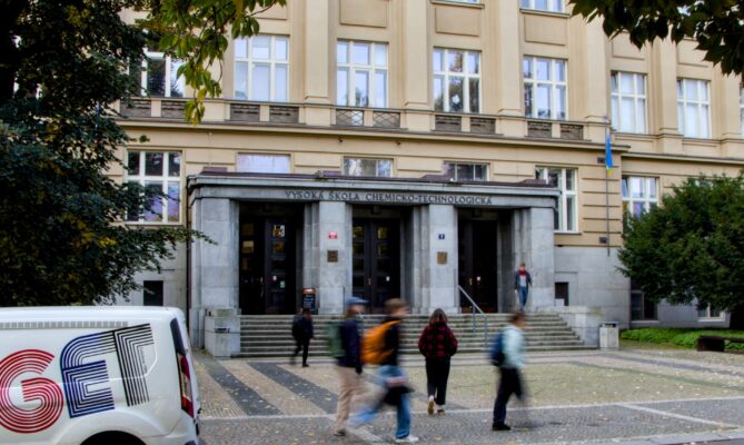 Na Vysoké škole chemicko-technologické v Praze otevřeli program zaměřený na management udržitelnosti jako první. Foto: Karolína Chlumecká, Ekonews