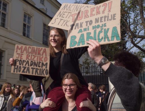 Na demonstraci proti Macinkovi se sešli studenti i babičky. Ideologický přístup Motoristů připomíná kult smrti, zaznělo