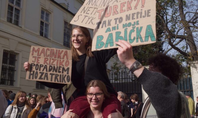 Proti Macinkovi na post ministra životního prostředí protestovali mladí i babičky. Foto: Tereza Koudelová, Ekonews