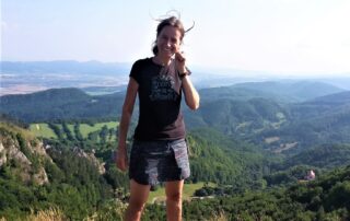 „Nechodím na místa, kam vede lanovka nebo teče pivo,“ říká zakladatelka Lesní seznamky Barbora Hernychová. Foto: poskytnuto Barborou Hernychovou