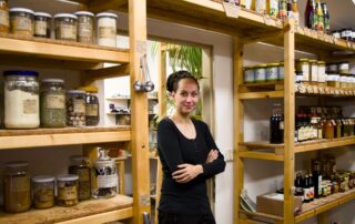 Tereza Kovalčíková ve svém bezobalovém obchodě Bout na pražských Vinohradech. Foto: Karolína Chlumecká, Ekonews