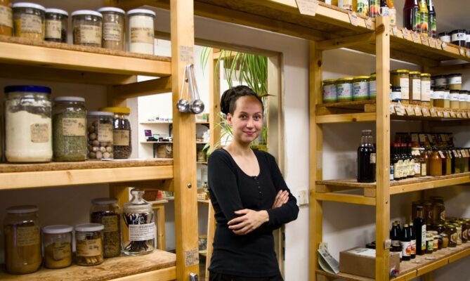 Tereza Kovalčíková ve svém bezobalovém obchodě Bout na pražských Vinohradech. Foto: Karolína Chlumecká, Ekonews