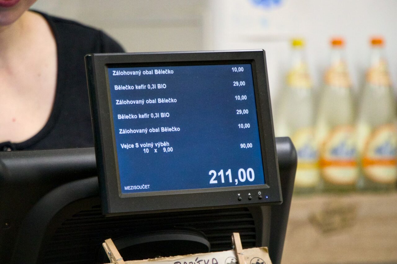 Majitelka Boutu se snaží, aby v obchodě nabízela běžné potraviny se srovnatelnou cenou jako v supermarketech. Foto: Karolína Chlumecká, Ekonews