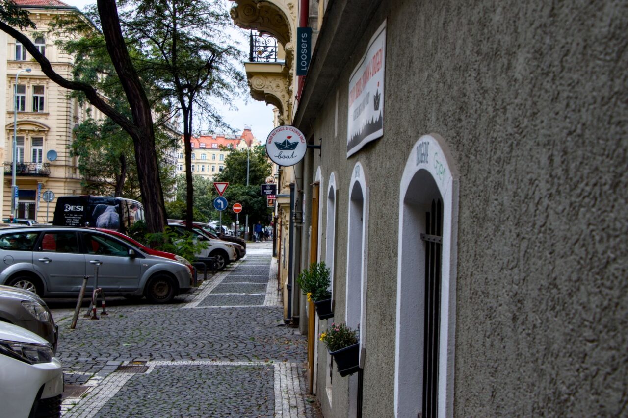 Prodejna se nachází v boční ulici u pražského Náměstí Jiřího z Poděbrad. Foto: Karolína Chlumecká, Ekonews