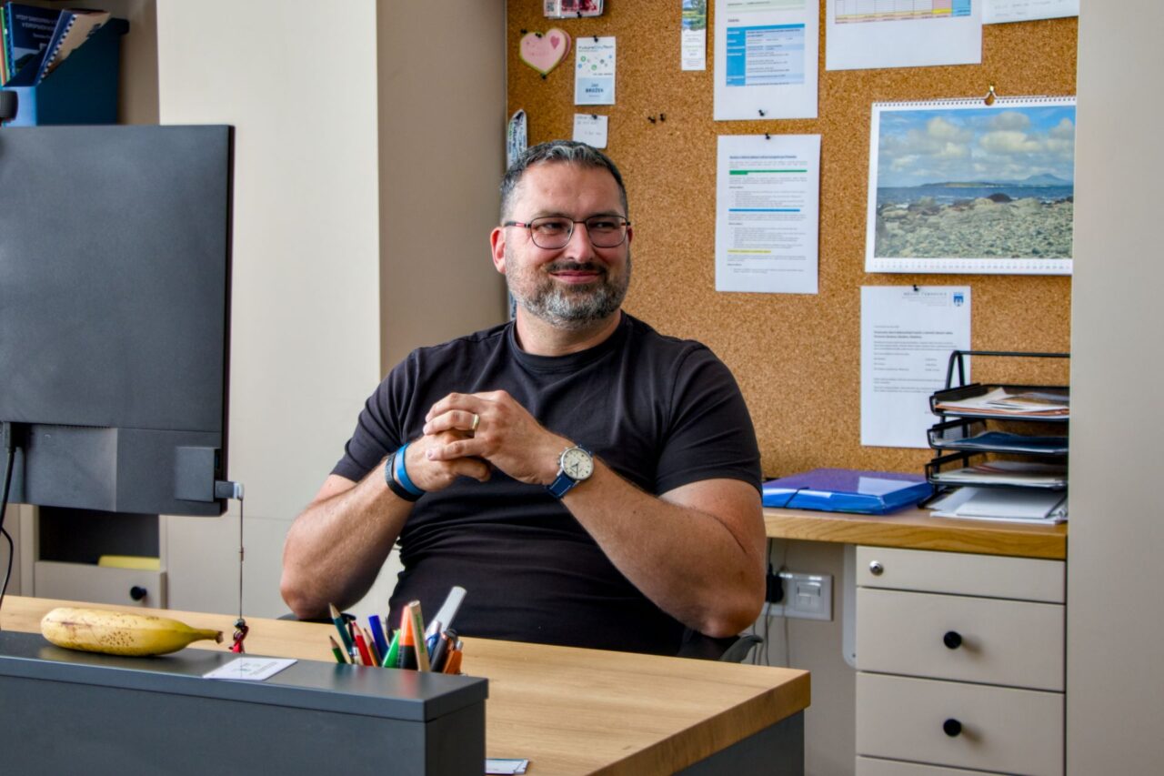 „Neustále musíte přemýšlet, kde seberete peníze, jak projekt naplánujete a jak ho propojíte s dalšími,“ říká starosta Černovic Jan Brožek. Foto: Karolína Chlumecká, Ekonews