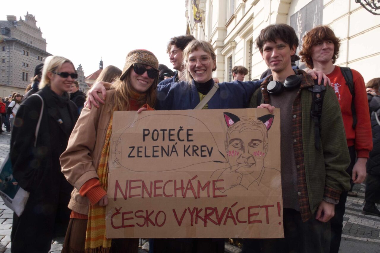 Na demonstraci proti Macinkovi na post ministra životního prostředí se sešlo i hodně studentů a studentek. Foto: Tereza Koudelová, Ekonews