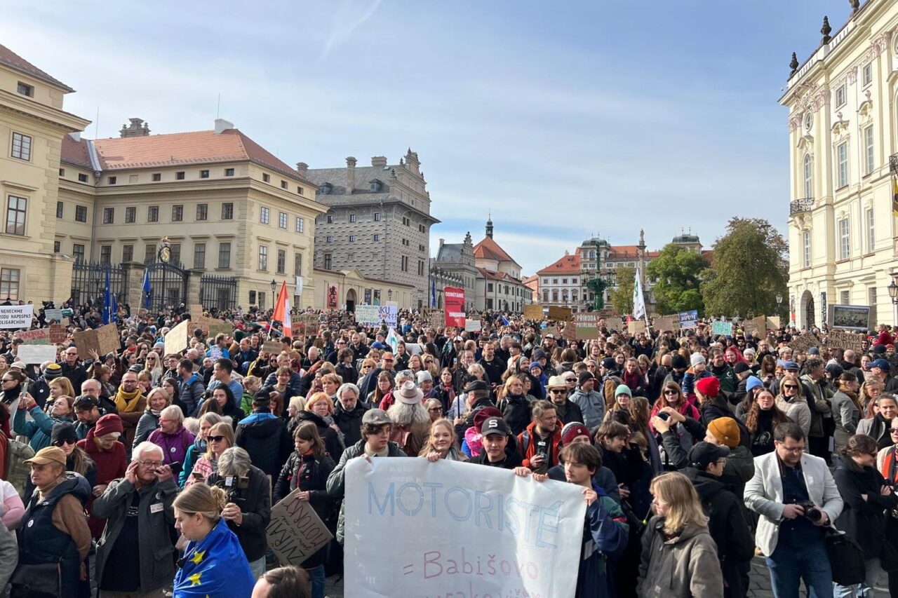 Na Hradčanském náměstí se v neděli sešlo okolo pěti tisíc lidí, aby protestovali proti kandidátovi na ministerstvo životního prostředí. Foto: Tereza Koudelová, Ekonews