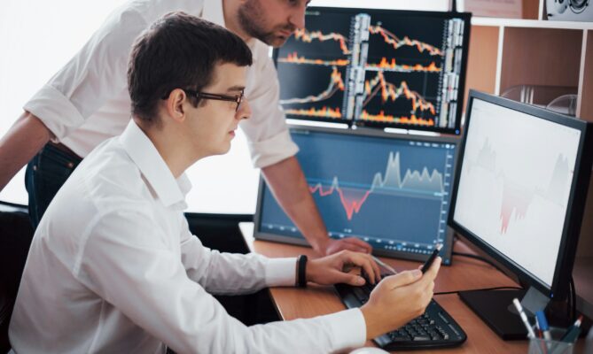 Centrální banky se potýkají s nedostatkem dat, podle nichž by mohly přesně odhadnout klimatická rizika. Ilustrační foto: Getty Images