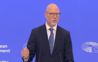 Švédský poslanec Evropského parlamentu Jörgen Warborn včera seznámil novináře s výsledkem jednání o omnibusu. Foto: Evropský parlament