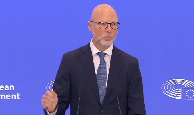 Švédský poslanec Evropského parlamentu Jörgen Warborn včera seznámil novináře s výsledkem jednání o omnibusu. Foto: Evropský parlament