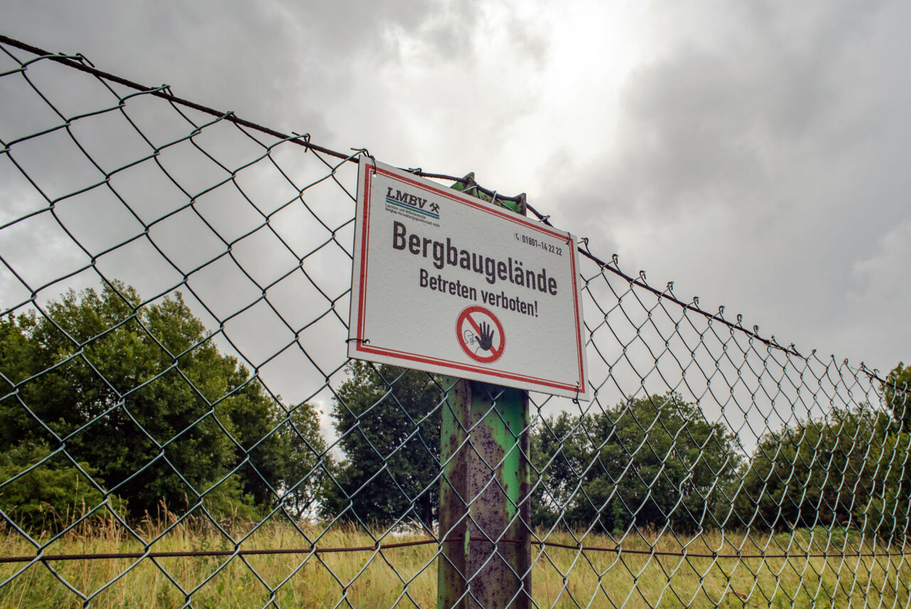 Cedule u zřícené šachty Altenberge Pinge. Foto: Kateřina Hefler, Ekonews