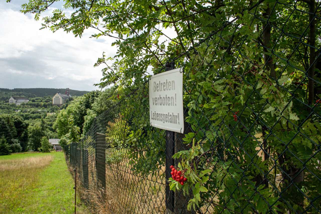 Vstup zakázán! Životu nebezpečno! Cedule u zřícené šachty Altenberge Pinge. Foto: Kateřina Hefler, Ekonews