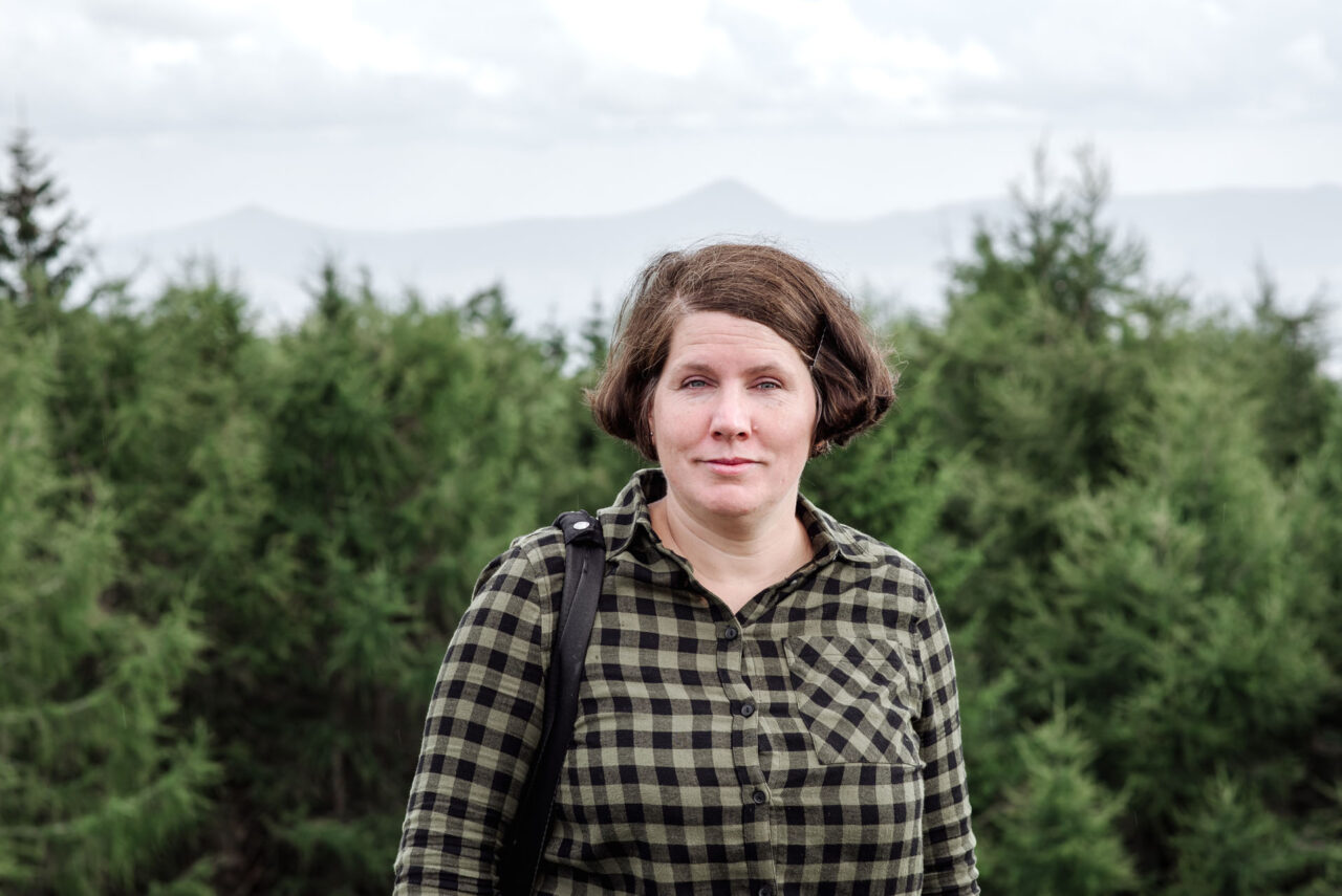 Kamila Vítek Derynková na Cínovecké haldě. Foto: Kateřina Hefler, Ekonews