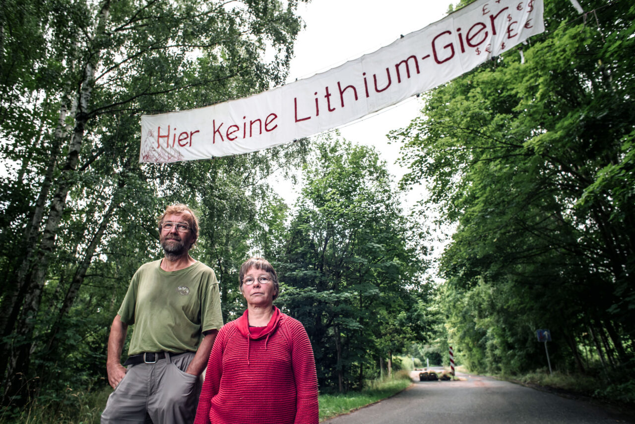 Jens a Britta Weberovi nad příjezdovou silnici uprostřed místních lesů v údolí Bärenstein vyvěsili transparent vyrobený z prostěradel s heslem Stop honbě za lithiem! Foto: Kateřina Hefler, Ekonews
