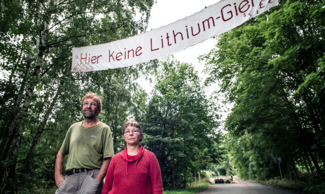 Jens a Britta Weberovi nad příjezdovou silnici uprostřed místních lesů v údolí Bärenstein vyvěsili transparent vyrobený z prostěradel s heslem Stop honbě za lithiem! Foto: Kateřina Hefler, Ekonews