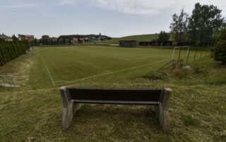 Udržet hrací plochu v dobrém stavu vyžaduje velké množství vody, což stojí spoustu peněz, jimiž menší sportovní kluby neoplývají. Foto: ČTK / Ožana Jaroslav