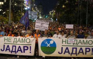 S transparenty Jadar nedáme protestovali loni v srpnu v Bělehradě desetitisíce Srbů proti pokračující přípravě těžby lithia. Foto: ČTK / AP / Darko Vojinovic