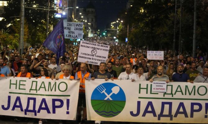 S transparenty Jadar nedáme protestovali loni v srpnu v Bělehradě desetitisíce Srbů proti pokračující přípravě těžby lithia. Foto: ČTK / AP / Darko Vojinovic