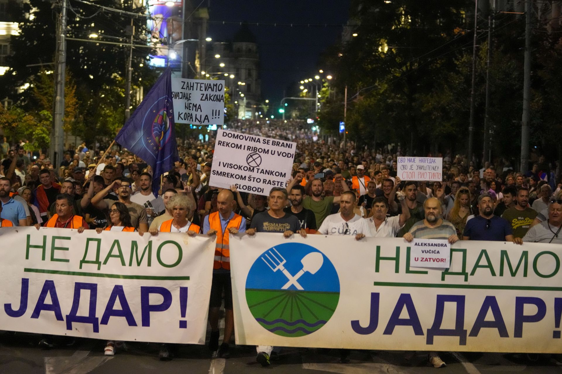 S transparenty Jadar nedáme protestovali loni v srpnu v Bělehradě desetitisíce Srbů proti pokračující přípravě těžby lithia. Foto: ČTK / AP / Darko Vojinovic