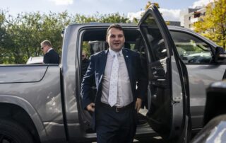 Předseda Motoristů sobě Petr Macinka a jejich čestný prezident Filip Turek (vlevo vzadu) přicházejí na jednání s předsedou hnutí ANO Andrejem Babišem. Foto: ČTK / Deml Ondřej